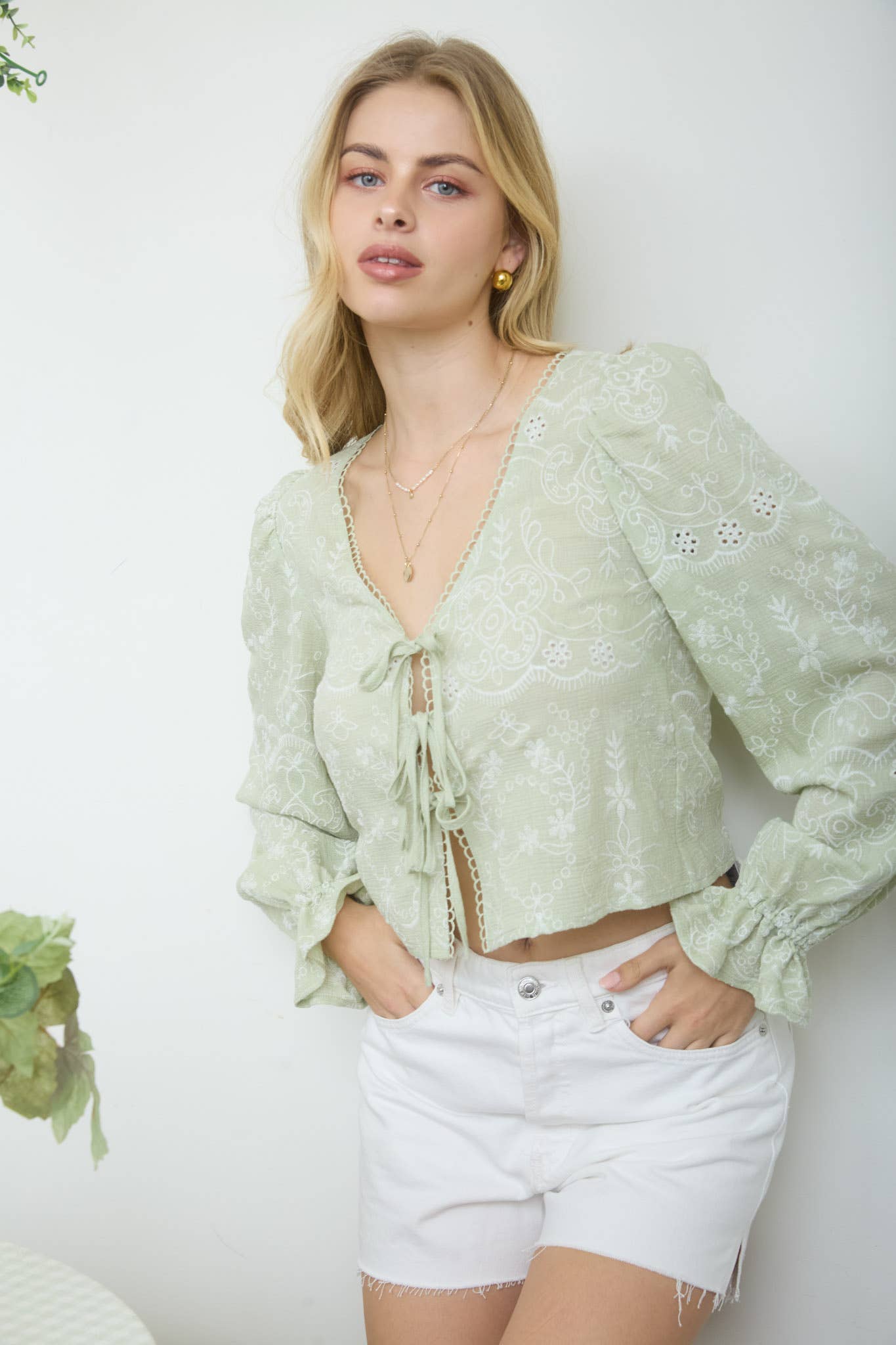 EMBROIDERED PATTERN LONG SLEEVE FRONT TIE CROP TOP